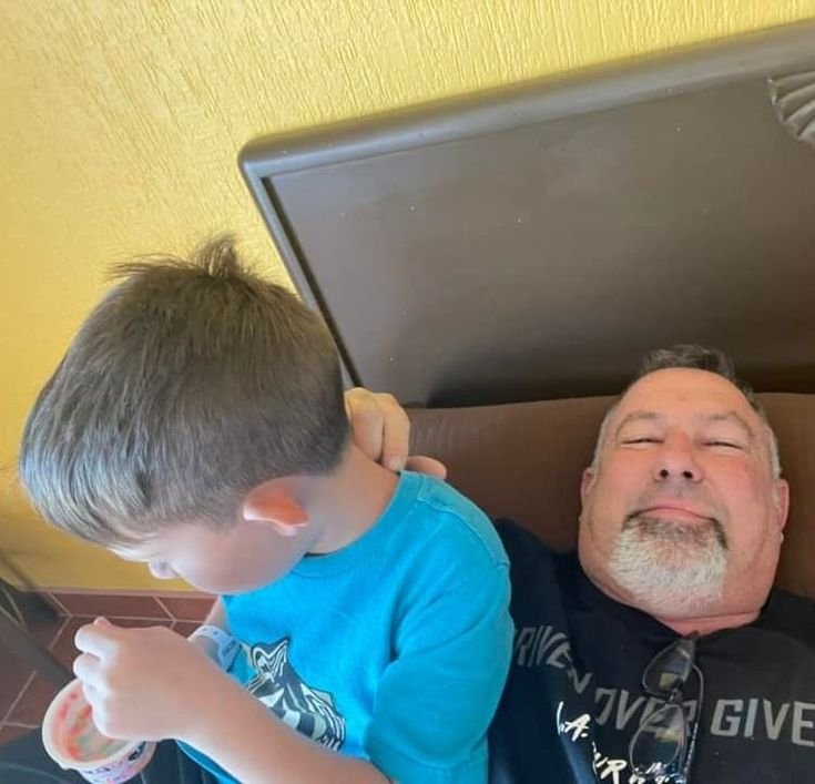 Gusiev's tweet photo. Troublesome little kid❤️ https://t.co/JZsy1fDtOr