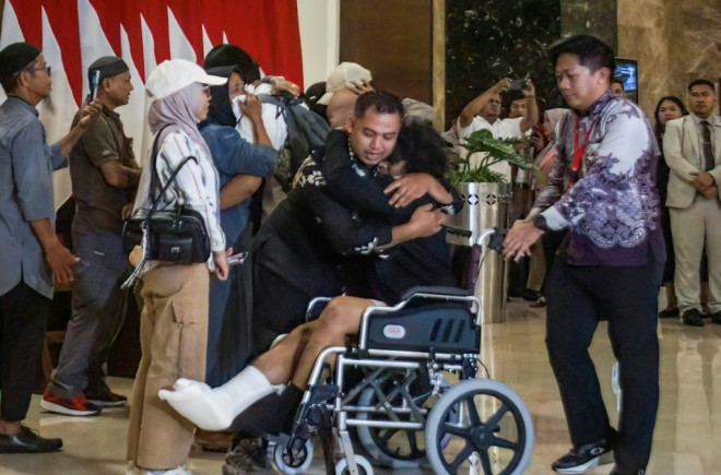 HaatufTv's tweet photo. #Four Indonesian seamen who were kidnapped and held hostage by Somali pirates aboard an oil tanker for more than five months arrived back home on Tuesday, an AFP reporter saw. https://t.co/UghgJnAMLs