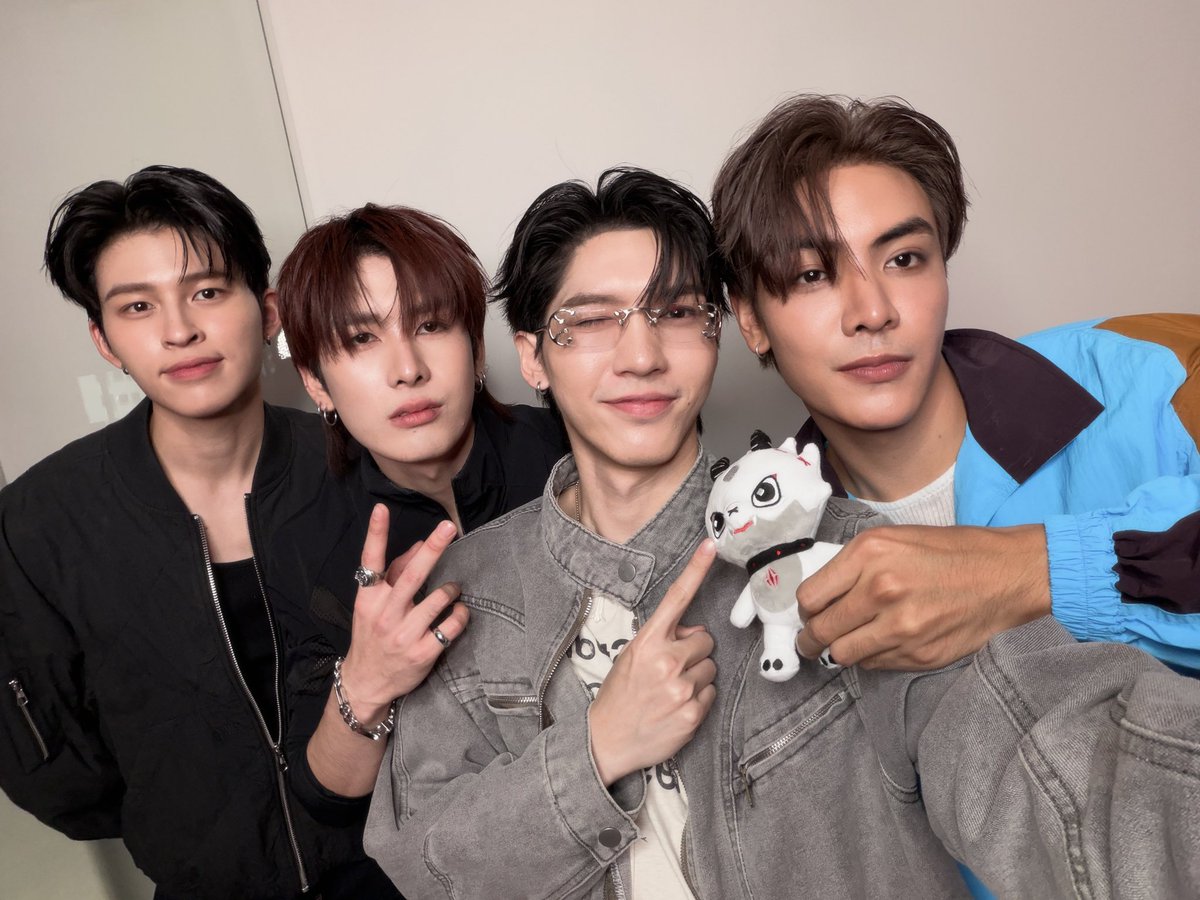 tnbau1's tweet photo. JASPER CONCERT PRESSTOUR

#JASPERCONCERT

ขอให้กดบัตรได้นะครับทุกคน วันนี้ขอบคุณทุกคนมากๆนะครับ เส้นทางของพวกเรามันไม่ง่ายเลย แต่วันนี้ความฝันพวกเรามันกำลังจะเกิดขึ้นจริงๆแล้ว ตื่นเต้นมากๆๆๆเลย ดีใจที่ดีพวกแก3 คน แล้วก็แฟนๆทุกคนที่คอยซัพพอร์ต และเชื่อมั่นพวกเราเสมอ ขอบคุณมากๆเลย เดินทางกลับปลอดภัยนะครับ เจอกันในคอนนะ แจสอ้วม