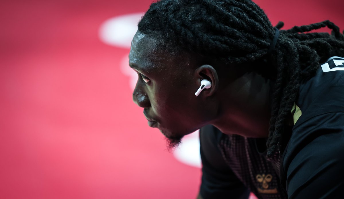 basketlover's tweet photo. ¿Qué estará escuchando el bueno de Mouhamadou? 🎧

@valenciabasket | #LigaEndesa https://t.co/sa6F3qh8Oa