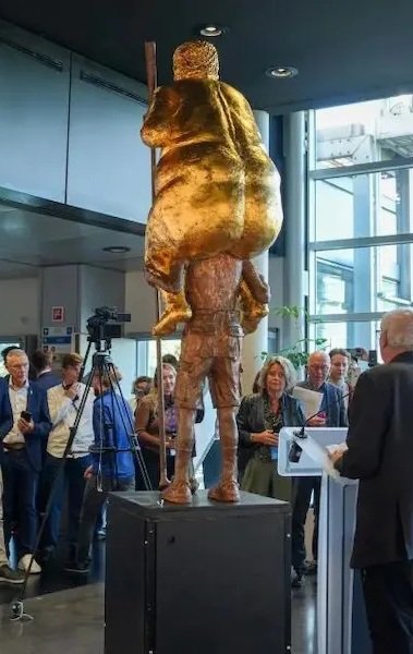 PicturesFoIder's tweet photo. Golden naked Trump statue unveiled at European Parliament

The 2.5 meter sculpture, titled 'The Orange Plague', was created by Danish artist Jens Galschiøt and depicts Trump sitting on another figure’s shoulders while holding a golf club https://t.co/y3DcXd7KXc
