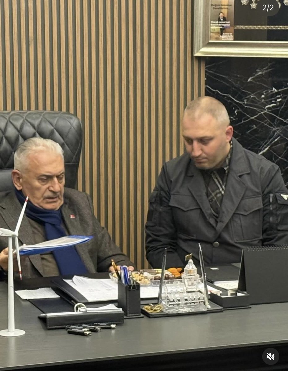 cevheriguven's tweet photo. Bu ülkede başbakanlık yapmış Binali Yıldırım, düzenli olarak Oktay Kesti'nin otomobil galerisine niye gider?
Mafyatik Jandarma Genel Komutanı Arif Çetin niye gidiyorsa, ondan. 
ASKON diye bir dernek var. Bütün yönetimi devleti yolan karaparacılardan müteşekkil. Fon vurgununda da varlar.
