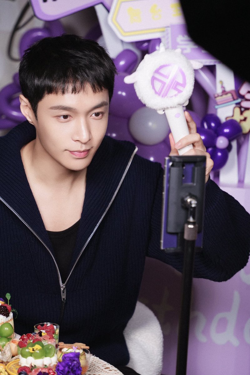 Chuchouxxing's tweet photo. 261007 @lay_studio Weibo
@layzhang #Yixing #จางอี้ชิง
“อาศัยแสงเทียนนี้ เพื่อเฝ้ารอและอยู่เคียงข้างกันอย่างเข้มแข็ง 力量💪”
#LAY35 #HappyLAYday #1007HappyLAYday https://t.co/oS8PPXJ5Cd