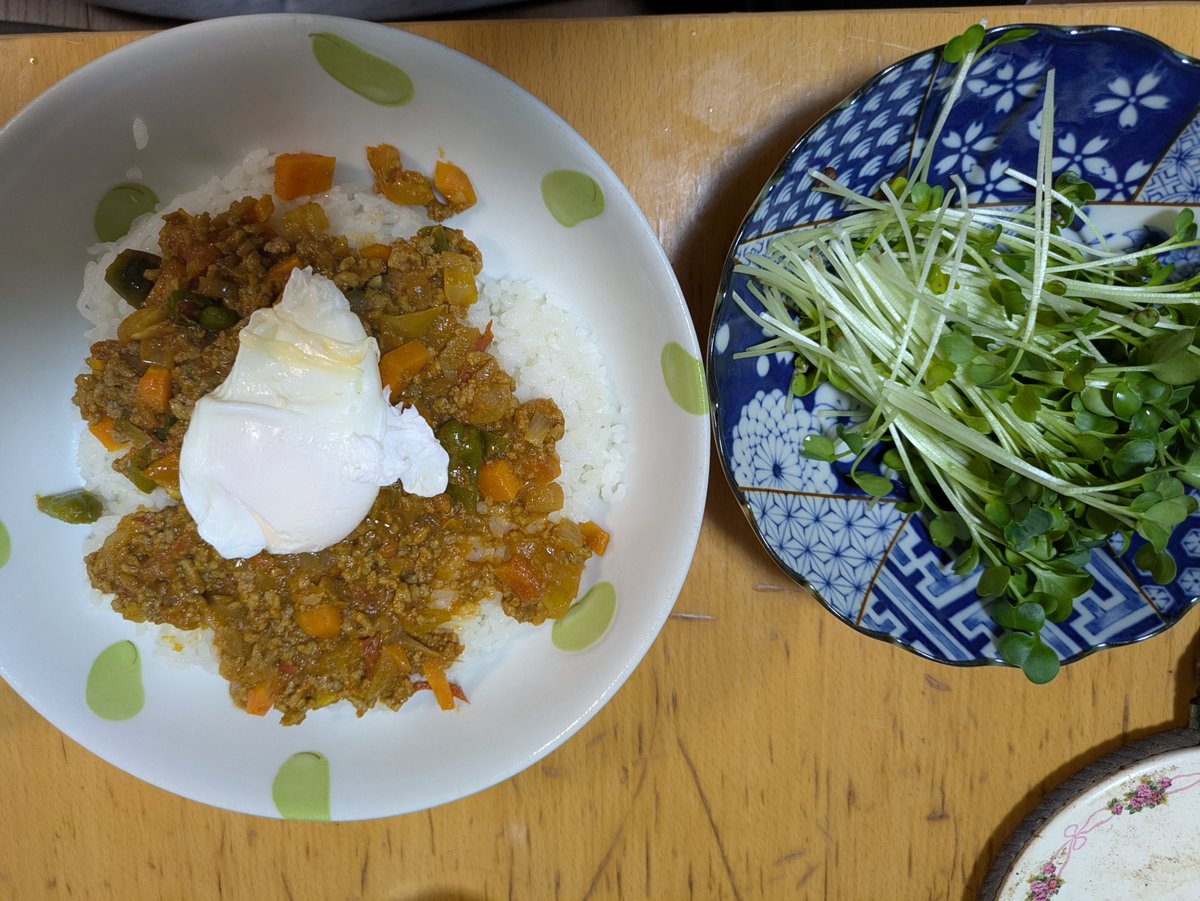 chibaken333's tweet photo. カレー粉でキーマカレー作ったけどトマト🍅1個煮込んだからミートソースみたいになった😂 https://t.co/0NUBjlxmJq