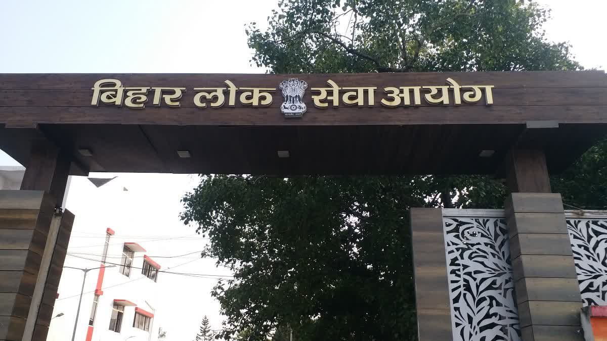 KalpanaSinha75's tweet photo. बात तो सही ही हुई जो कोचिंग संस्थान कह रही थी कि 72वीं BPSC की परीक्षा स्थगित होगी, और स्थगित हो गई। तो हम कैसे मान लें की परीक्षा फेयर होगी क्यूंकि आयोग के अंदर होने वाले डिसीजन 15 दिन पहले सभी कोचिंग संस्थान को पता थी जो हर बार 100+ सीट का दावा करती है, बस आयोग को नहीं थी। 
पेपर लीक तो अब छोटा मुद्दा है।