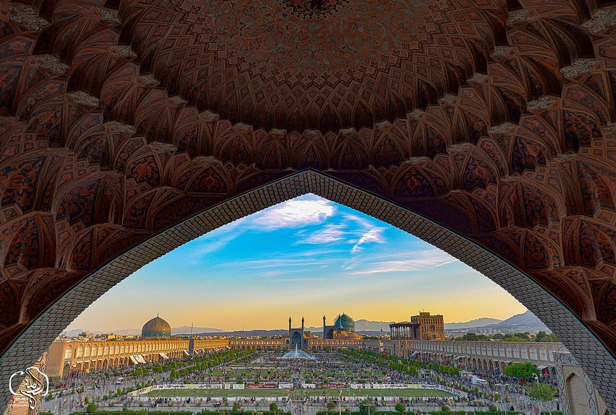 irangraphic110's tweet photo. در نقش جهان، تاریخ فقط در موزه نیست؛ وسط میدان قدم می‌زند، روی کاشی‌ها می‌درخشد و از بازارها نفس می‌کشد. 
 #اصفهان 
#ایران_زیبا https://t.co/XBxCW9BW5i