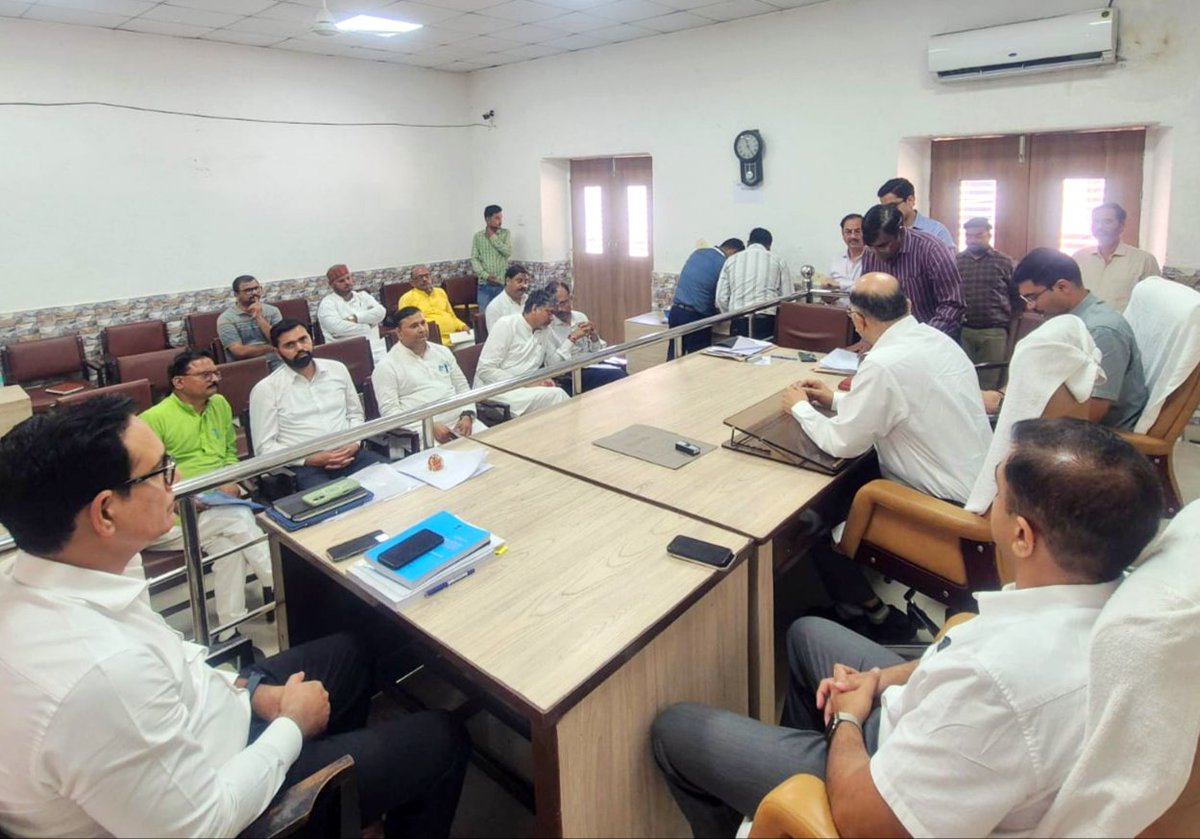 CommissionerAgr's tweet photo. आगरा खंड स्नातक व शिक्षक विधान परिषद निर्वाचन क्षेत्र हेतु नाम निर्देशन की जांच आयुक्त/रिटर्निंग ऑफिसर श्री नगेन्द्र प्रताप, जिलाधिकारी/जिला निर्वाचन अधिकारी श्री मनीष बंसल, चुनाव आयोग के नामित प्रेक्षक श्री अभिषेक प्रकाश, अपर आयुक्त राजेश कुमार जी की मौजूदगी में कमिश्नरी स्थित न्यायालय आयुक्त कक्ष संख्या - 4 में की गई.