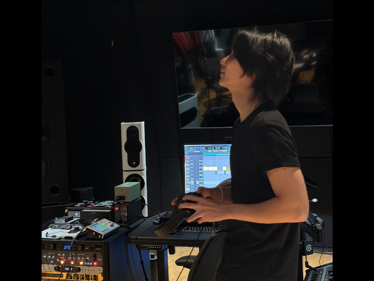 matchayjh's tweet photo. jeonghan inside the recording room you are the hottest one https://t.co/gynE1PeVHT