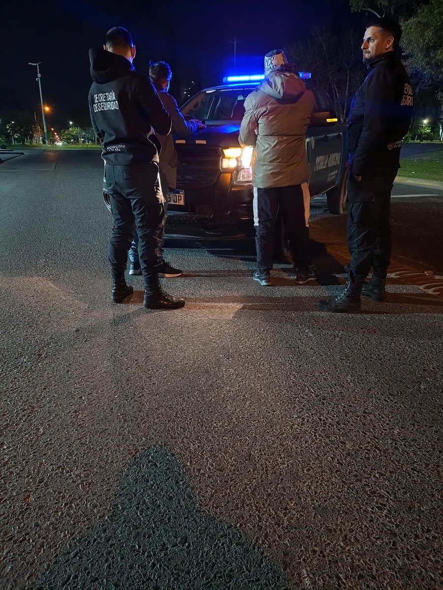 Turcolibia's tweet photo. #Dato: Detienen a 3 sujetos que escaparon de un control policial en 1 y 63 y fueron perseguidos por agente del #GUP de #LaPlata. Luego de varias cuadras fueron aprehendidos en 122 e 59 y 60. En la corrida descartaron un arma de fuego con numeración limada recuperada x la policía https://t.co/FJiGGQwrZB