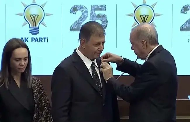 GercekDevrimci5's tweet photo. #CemilTugayaMesajım şeklinde bir tag açılmış X platformunda. Biz de mesajımızı, Ekim 2023'te kaleme aldığımız "ABD Emperyalistlerinin Ülkemizde Oynattığı Seçim Oyunu" başlıklı iki ciltlik kitabımızın birinci cildindeki şu paragraflarla aktaralım:
---
Sokak fahişesi, bedenini satar sadece. Ve hiç istemediği halde… 

Siyasi fahişe ise ideolojisini, o güne dek savunduğu değerlerini, ruhunu, özetçe insanlığını satar. Hem de iradi olarak, isteyerek. Yani iradi seçimiyle satar… 

Ne için satar? 

Koltuk için, makam için, ün için, poz için ve cukka için. 

Sokak fahişesi, çaresizdir. Aslında aç, hasta, itilip kakılan, aşağılanan, tekmelenen, yerlerde sürüklenen, acılar içindeki bir sokak hayvanı kadar çaresizdir, yardıma muhtaçtır. O nedenle de ne zaman onlarla ilgili bir durum oluşsa, yüreğim parçalanır, gözlerim dolar. “Keşke yardım edebilsem de kurtarsam hepsini o acıklı hayatlarından. Çekip alabilsem bu acımasız sömürü, vurgun ve soygun düzeninin çarkları arasından. Onlar da insan olarak özgürce ve mutluca yaşayabilseler”, derim. 

Siyasi fahişelerse sadece iğrenme ve nefret duyguları oluşturur bende. Çünkü onlar, bilerek, isteyerek satmışlardır kendilerini ve çıkmışlardır insanlıktan.