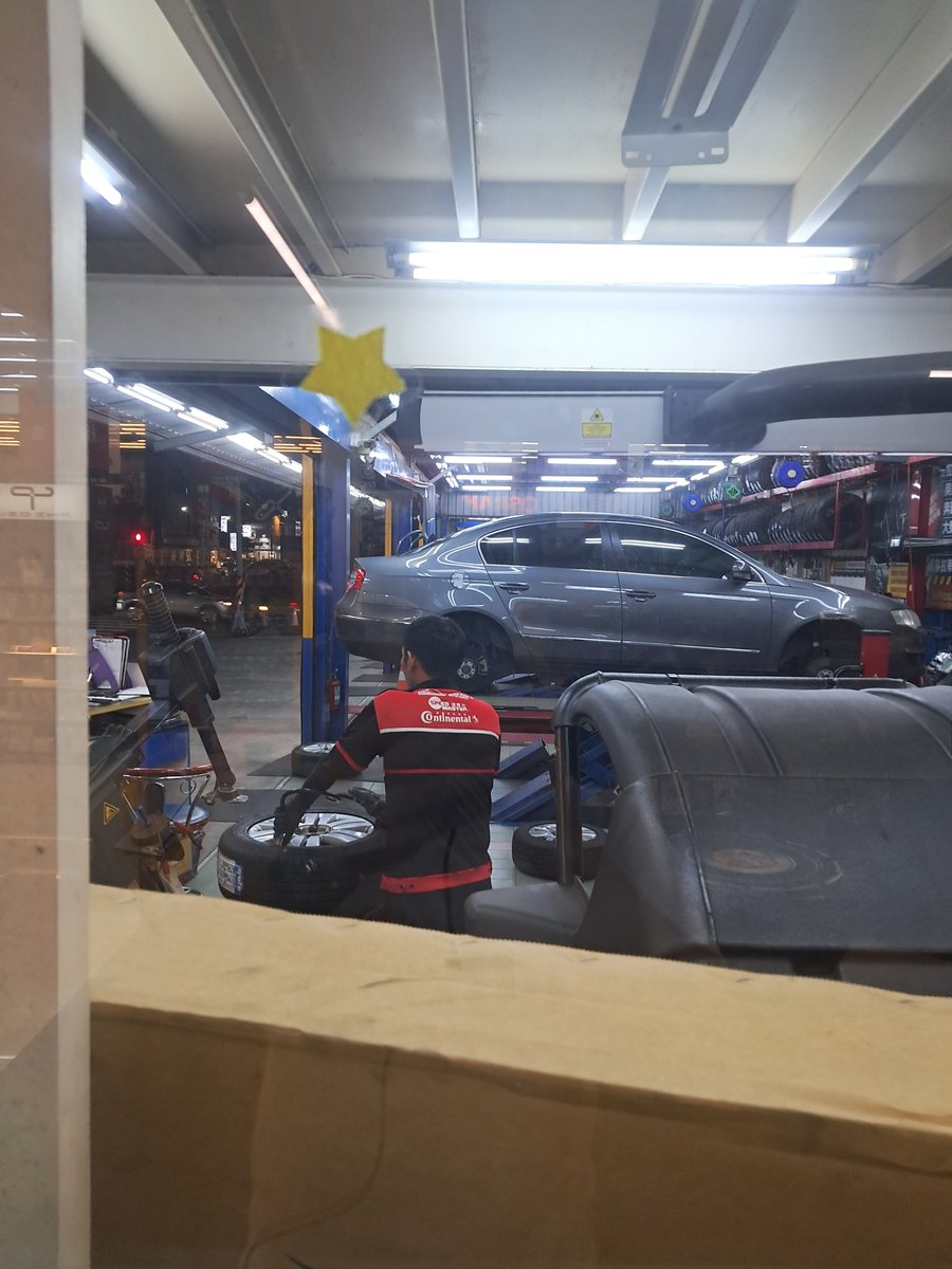 JEFFLIUCCC's tweet photo. 媽的，一早開車出門發現右前輪插了根螺絲釘，這已經不是第一次了，而是七八九次，每次去lexus 保養廠，師傅都以為我是故意去蹭咖啡的。
急著中午給女兒送熱騰騰的紅燒肉，先不管釘子，反正沒漏氣，就開去學校，送完紅燒肉自己跑去駁二大港庫喝杯咖啡，去開車時才發覺整個沒氣，只能找拖吊車拖到保養廠 https://t.co/vxQeW1c9JT