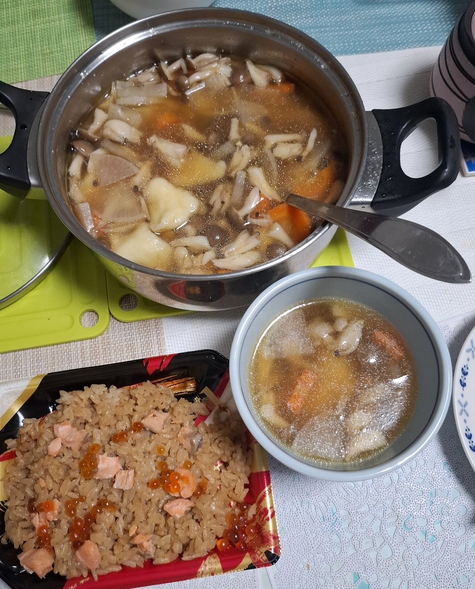 geratoni0718's tweet photo. 宮城の郷土料理はっと汁を作ってみた。
市販のはらこ飯も添えて、今日は宮城料理。 https://t.co/a98sSazEXK