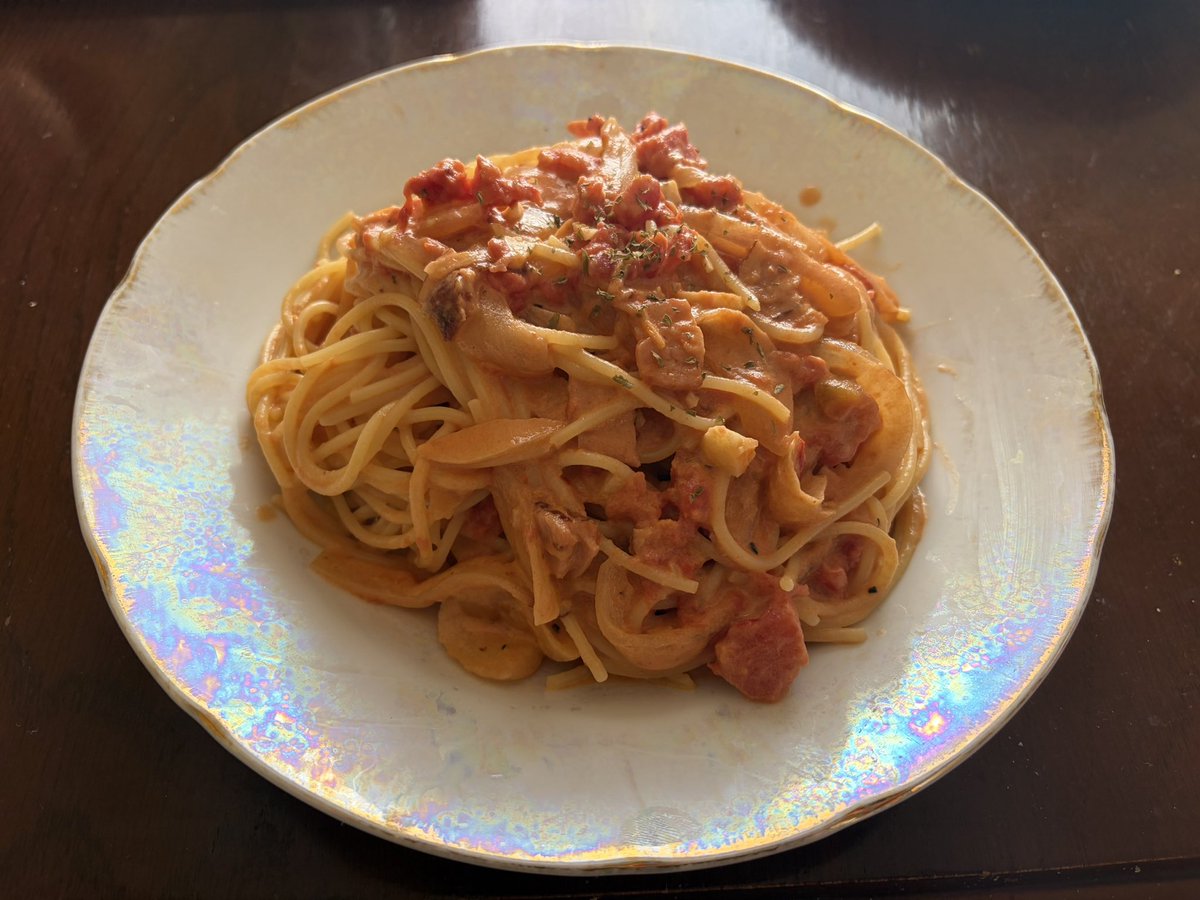 hassy20919's tweet photo. 今日のお昼に作ったトマトクリームパスタ🍝
初にしては上出来だった！ https://t.co/OpJNtrhfz0