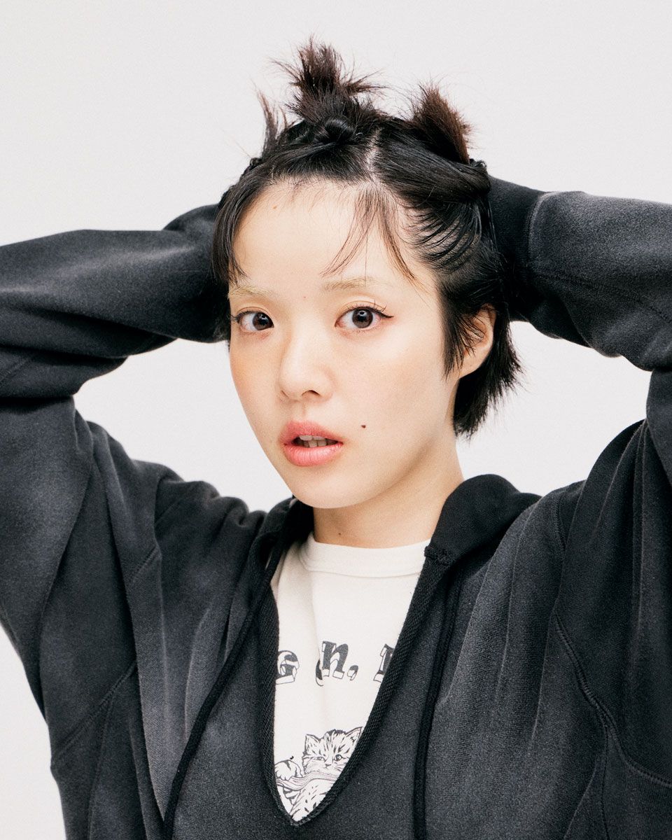 GINZA_magazine's tweet photo. 「シンガーソングライターって女性もたくさんいるから、"私だからできること"はやっぱりやっていきたい。変なことも、可愛いことも、かっこいいことも。衣装でもファッションでも全部。これからも挑戦していきたいです。」

あいみょん×服部昌孝が語る、MVの衣装が生まれるまで 
https://t.co/LAkEHI8XDA