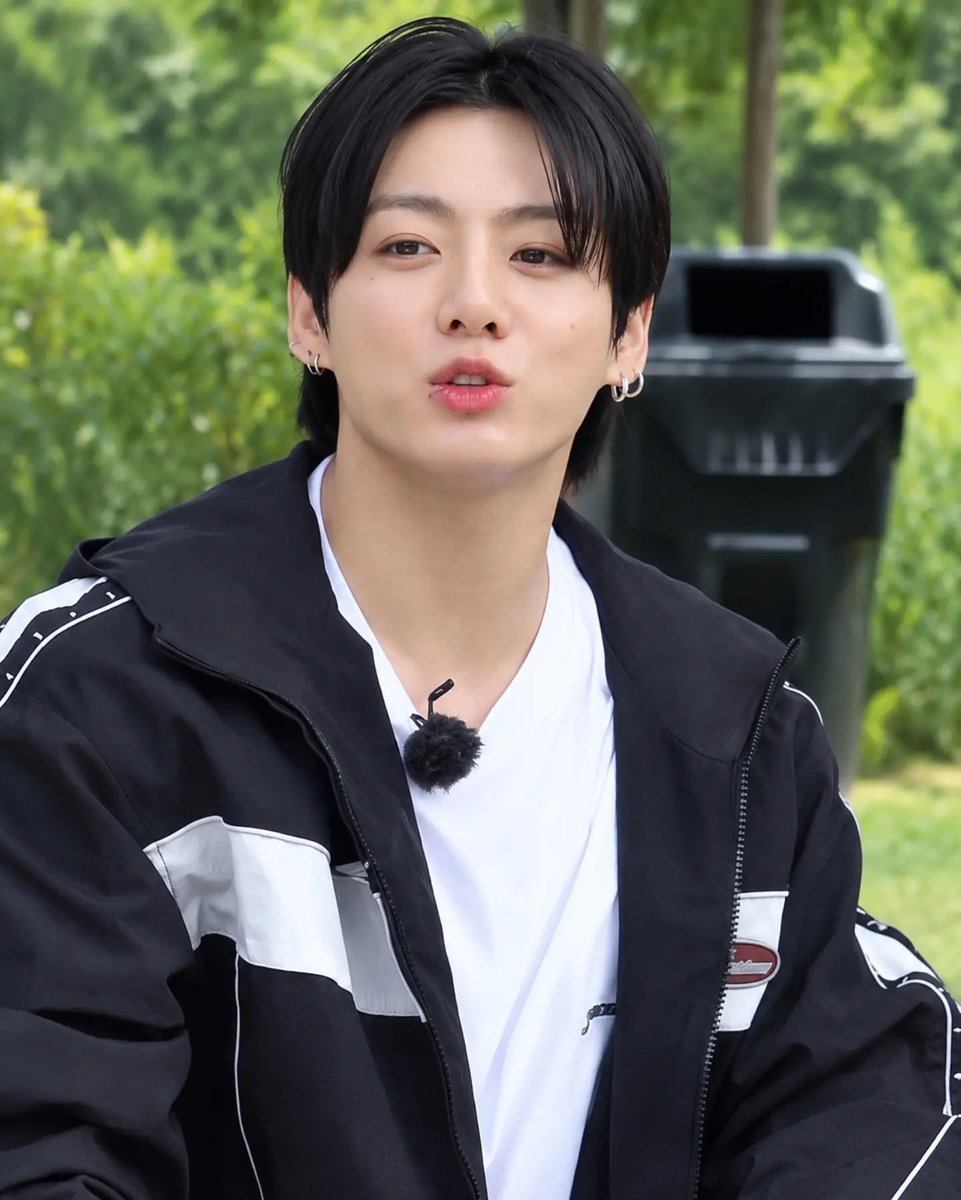 Goldenboy_JKOOK's tweet photo. 😚💋 https://t.co/NbQIA4JjDv