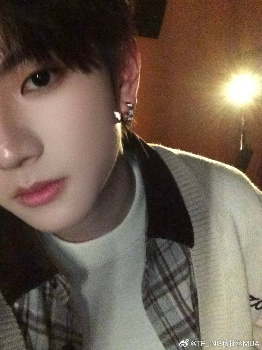 gggsini's tweet photo. 무즈청의 차분한 분위기와 잘생긴 얼굴이 완벽한 조합이에요

MUZHICHENG MOVIE

#MUZHICHENGinBIFF
#무즈청_처음_만난_외로움
#무즈청 https://t.co/iSmqEADWoO