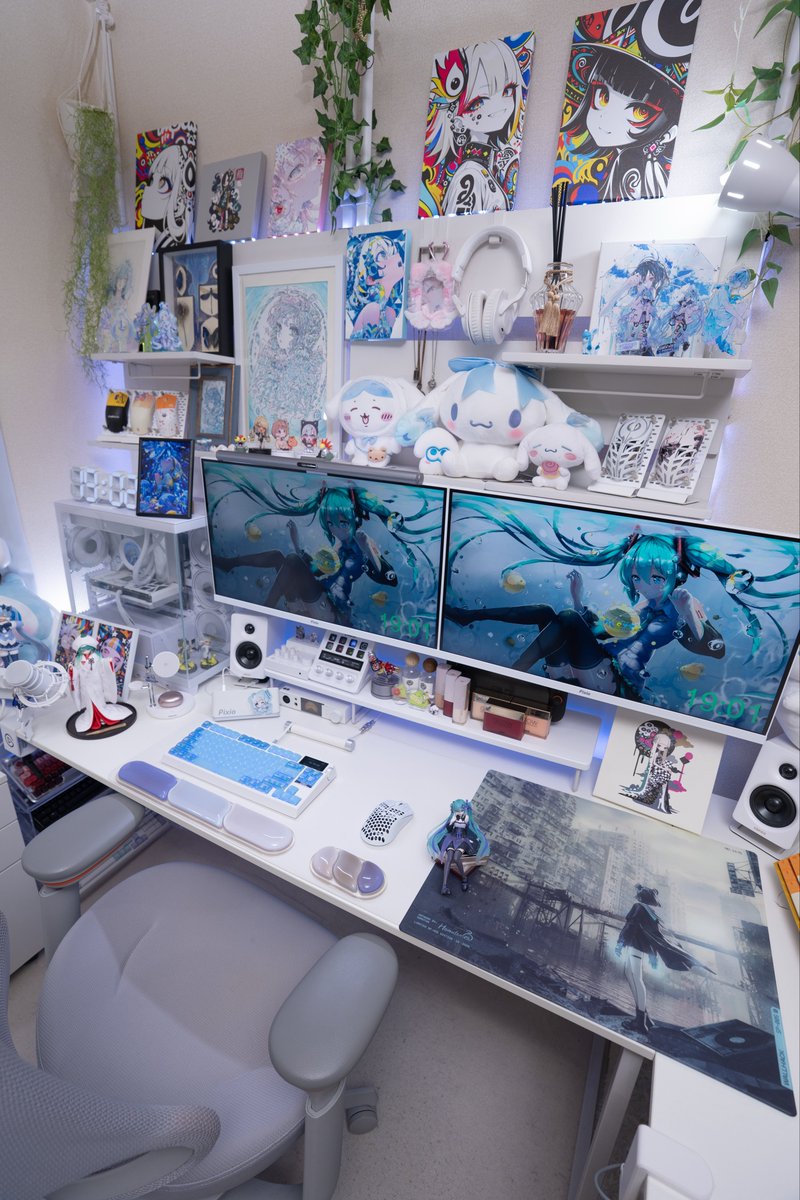 3_hyokkori's tweet photo. White……Hey, hey, look at Miku! 🦋
#desksetup #初音ミク https://t.co/0tMSnWB0JU