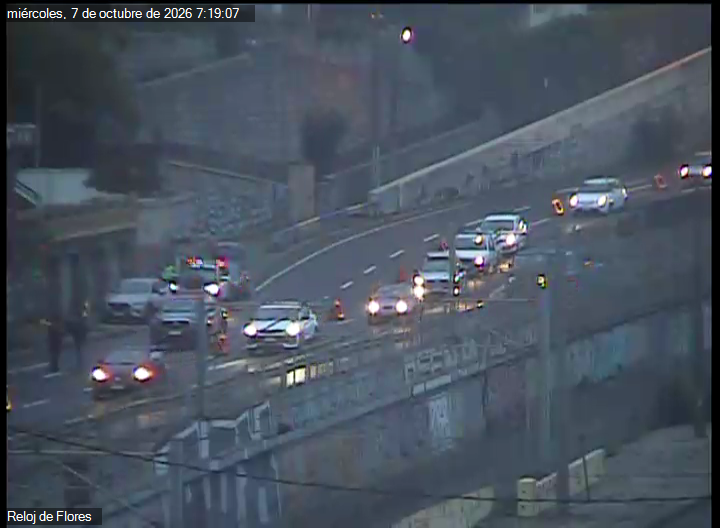 TTIValparaiso's tweet photo. AHORA (7:19) Accidente de tránsito y deslizamiento de tierra en Av. España, a la altura del Puente Capuchinos, en dirección a Viña del Mar. Debido a esta situación, solo se mantiene una pista habilitada, lo que genera congestión vehicular desde la Curva Los Mayos. #ViñadelMar https://t.co/Yh9J7aqtrP