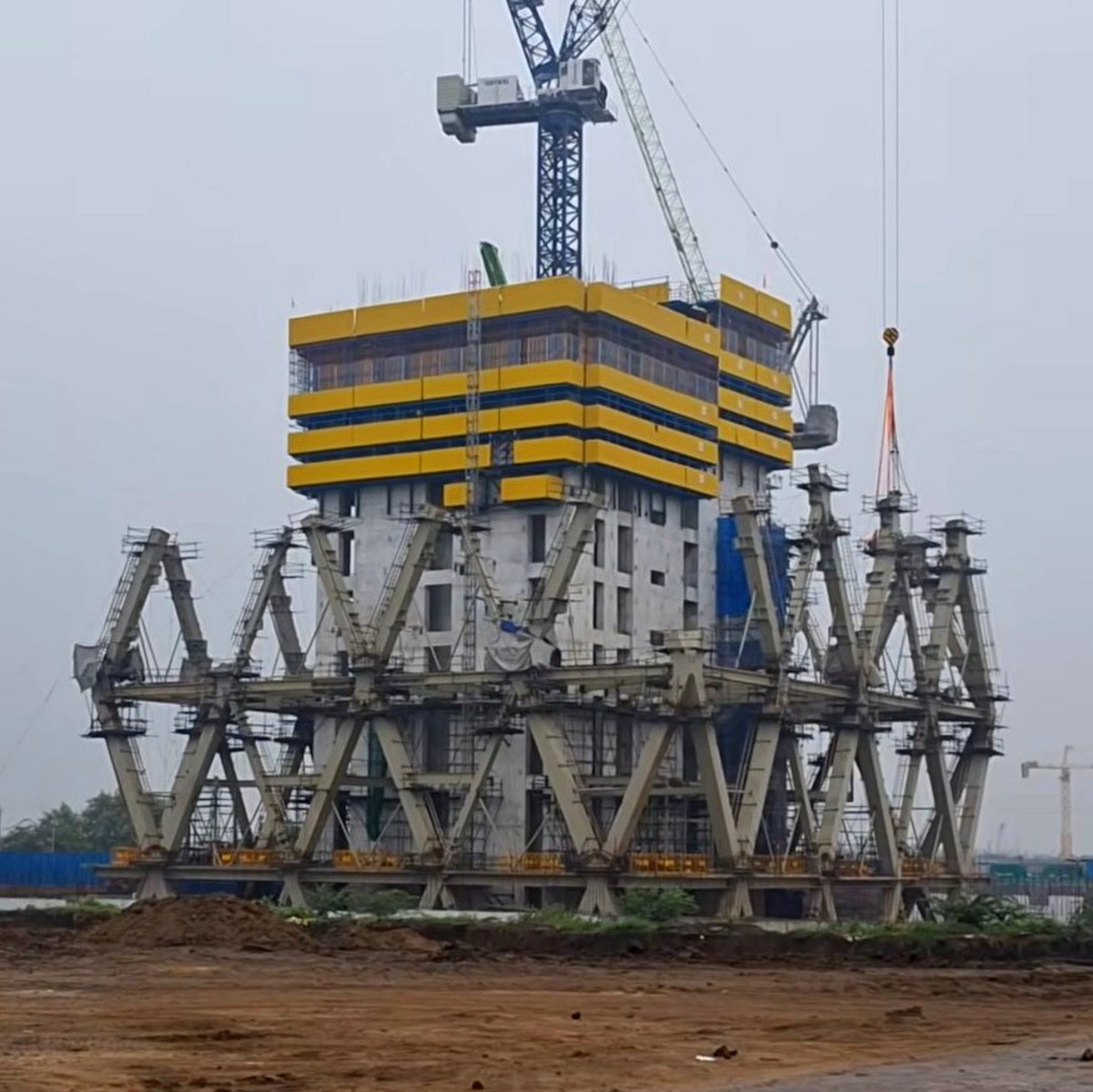 AndhraNexus's tweet photo. 🚨 Amaravati construction works get a ₹2,000 crore monthly target from CM Chandrababu Naidu.

➜ ₹1,345 crore worth of works were completed in the previous month.

➜ 41,000 workers are currently deployed across 152 active projects.

➜ CM Chandrababu Naidu directed officials and contractors to scale up execution to ₹2,000 crore every month.

➜ He also directed officials to fast-track the proposed Amaravati ORR.
#AndhraPradesh #Amaravati #Capital