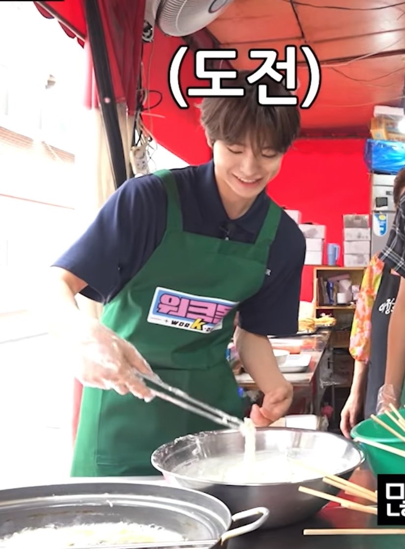 A man in a green "워크" (Work) apron uses tongs to dip battered food into a large metal bowl of batter, preparing to fry it in the pot below. The Korean caption "(도전)" (Challenge) appears at the top, fitting his enthusiastic attempt to fry a large batch as mentioned in the post.