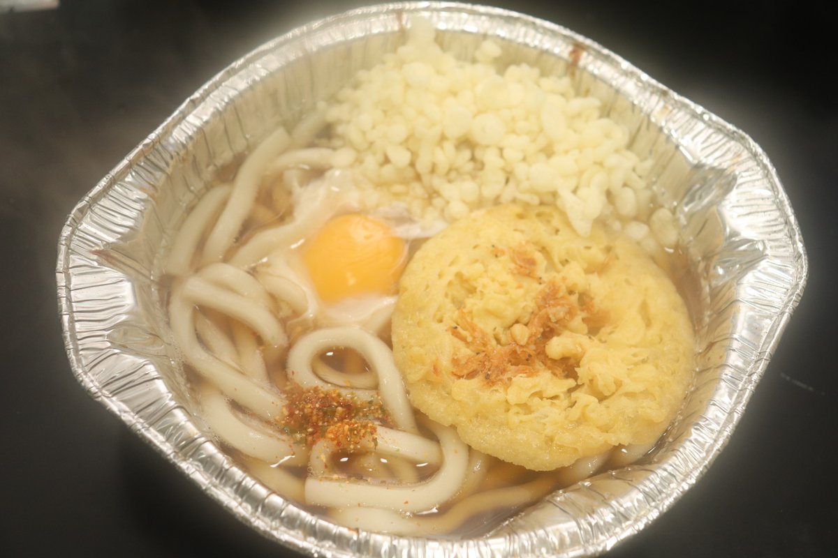 ayanoseal's tweet photo. 晩ご飯～🎵
残業を終え最寄りのスーパーへ寄るが割引シールの弁当は全滅
鍋焼きうどんにシフト
あげだまと玉子をトッピングし頂く
これだけでも少し豪華な感じになるので良き
そろそろ北海道は鍋の季節かな
何か考えるか
鍋焼きうどん美味しく完食ご馳走様でした( ‘ω’)ŧ<”ŧ<” https://t.co/IKD8BgC6xZ