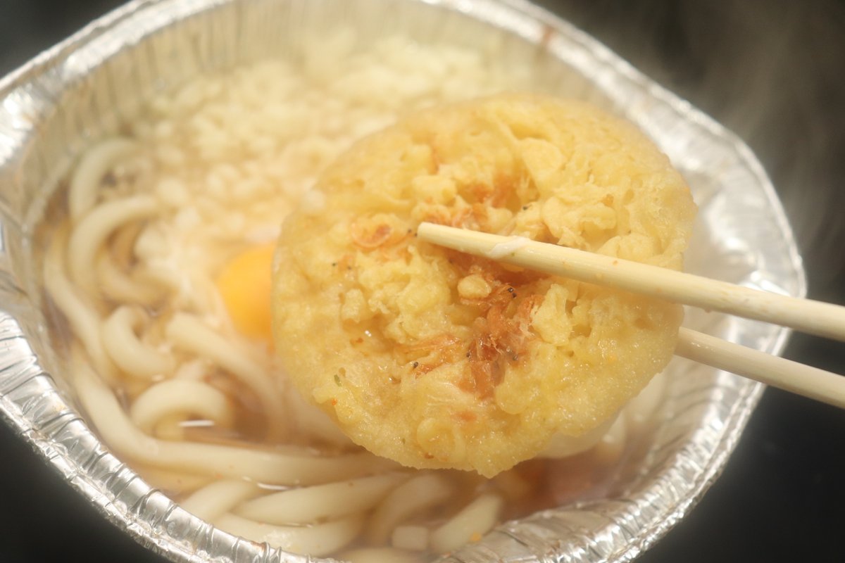 ayanoseal's tweet photo. 晩ご飯～🎵
残業を終え最寄りのスーパーへ寄るが割引シールの弁当は全滅
鍋焼きうどんにシフト
あげだまと玉子をトッピングし頂く
これだけでも少し豪華な感じになるので良き
そろそろ北海道は鍋の季節かな
何か考えるか
鍋焼きうどん美味しく完食ご馳走様でした( ‘ω’)ŧ<”ŧ<” https://t.co/IKD8BgC6xZ