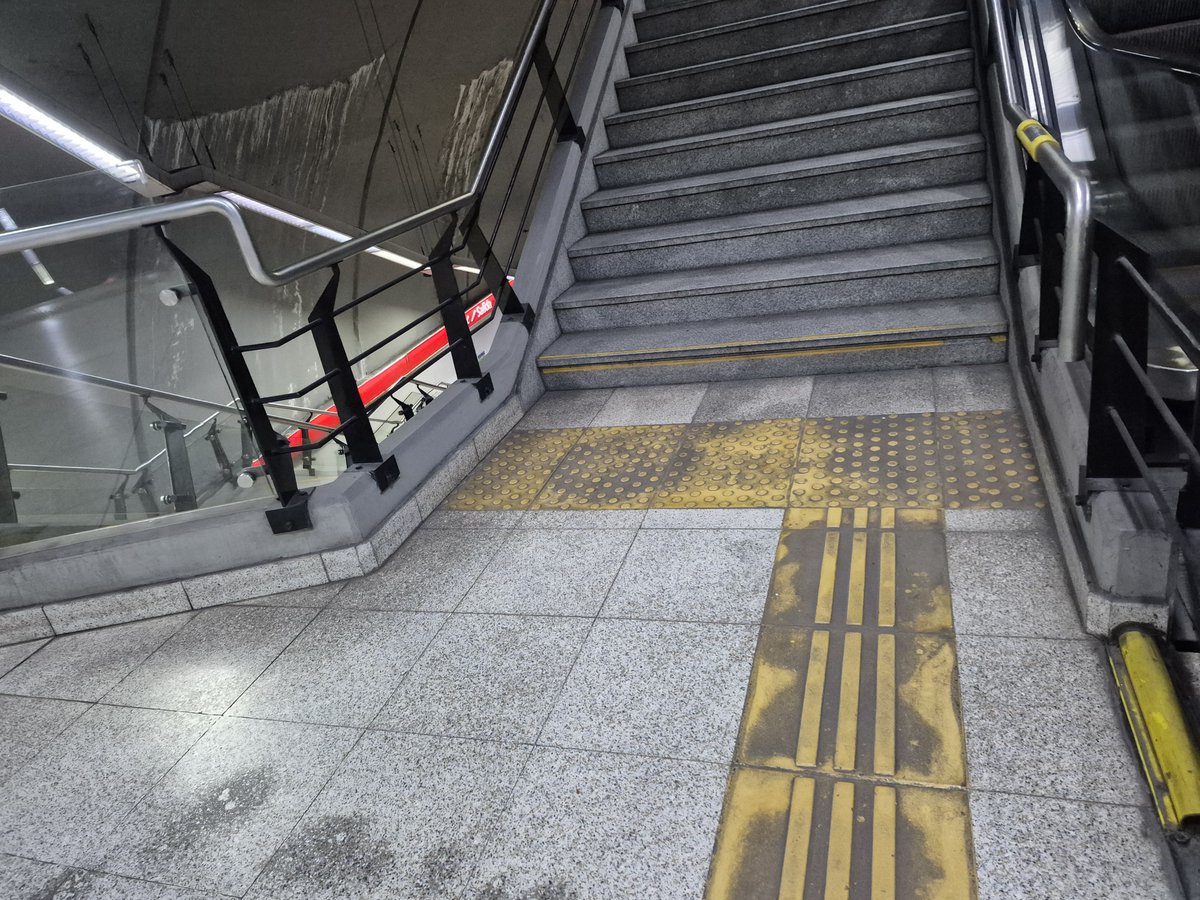cholegil1976's tweet photo. @BA147 @gcba @jorgemacri  @basubte 
Buenos dias Jorge y equipo:

Vengo a denunciar NUEVAMENTE la falta de limpieza en la estación Echeverría de la B. Esta vez y NUEVAMENTE en las escaleras qurñe bajan al andén de ambis lados -Urquiza y Alem-.

POR FAVOR. Uso MUCHO el subte y ... https://t.co/73rnA5TSr0