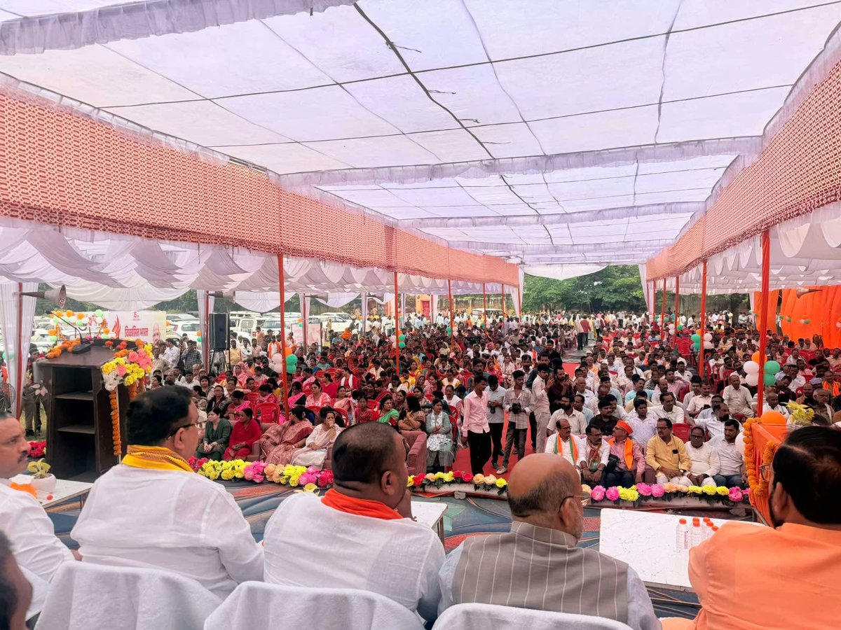 TryambakBJP's tweet photo. जनपद बहराइच में प्रधानमंत्री श्री @narendramodi जी के राष्ट्रसेवा के 25 वर्ष पूर्ण होने के उपलक्ष्य में आयोजित विकसित भारत संकल्प सभा के अंतर्गत ‘सेवा ज्योति यात्रा’ कार्यक्रम में सहभागिता का अवसर प्राप्त हुआ।

सेवा, सुशासन और जनकल्याण के संकल्प को जन-जन तक पहुंचाने वाली इस यात्रा में कार्यकर्ताओं एवं नागरिकों का उत्साहपूर्ण सहभागिता देखने को मिला।

इस अवसर पर भाजपा जिलाध्यक्ष श्री बृजेश पांडेय, सांसद बहराइच श्री आनंद गोंड, माननीय विधायकगण श्री सुभाष त्रिपाठी, श्री सुरेश्वर सिंह, श्रीमती अनुपमा जायसवाल, श्रीमती सरोज सोनकर, श्री रामनिवास वर्मा, वरिष्ठ नेता एवं पूर्व मंत्री माननीय मुकुट बिहारी वर्मा जी, पूर्व सांसद एवं वरिष्ठ नेता श्री अक्षयवर लाल गौड़ जी, पूर्व जिला अध्यक्ष गोंडा श्री पीयूष मिश्रा जी तथा नगर पालिका अध्यक्ष श्री श्याम करन टेकरीवाल सहित पार्टी के वरिष्ठ पदाधिकारी, कार्यकर्ता एवं बड़ी संख्या में जनसमुदाय उपस्थित रहा।

प्रधानमंत्री श्री नरेंद्र मोदी जी के 25 वर्षों की राष्ट्रसेवा से प्रेरणा लेते हुए विकसित भारत के संकल्प को साकार करने की दिशा में हम सभी निरंतर आगे बढ़ रहे हैं।

#25YearsOfSeva