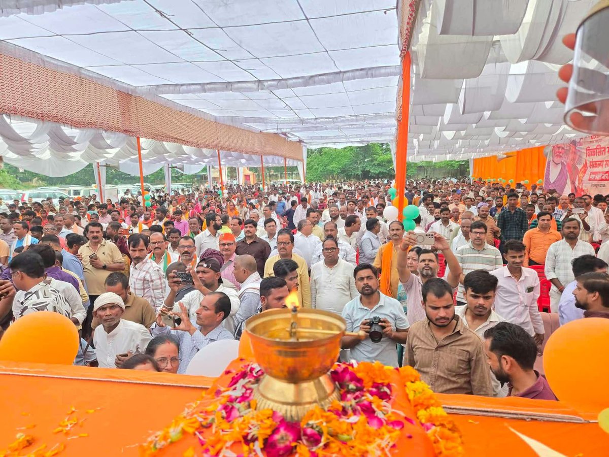 TryambakBJP's tweet photo. जनपद बहराइच में प्रधानमंत्री श्री @narendramodi जी के राष्ट्रसेवा के 25 वर्ष पूर्ण होने के उपलक्ष्य में आयोजित विकसित भारत संकल्प सभा के अंतर्गत ‘सेवा ज्योति यात्रा’ कार्यक्रम में सहभागिता का अवसर प्राप्त हुआ।

सेवा, सुशासन और जनकल्याण के संकल्प को जन-जन तक पहुंचाने वाली इस यात्रा में कार्यकर्ताओं एवं नागरिकों का उत्साहपूर्ण सहभागिता देखने को मिला।

इस अवसर पर भाजपा जिलाध्यक्ष श्री बृजेश पांडेय, सांसद बहराइच श्री आनंद गोंड, माननीय विधायकगण श्री सुभाष त्रिपाठी, श्री सुरेश्वर सिंह, श्रीमती अनुपमा जायसवाल, श्रीमती सरोज सोनकर, श्री रामनिवास वर्मा, वरिष्ठ नेता एवं पूर्व मंत्री माननीय मुकुट बिहारी वर्मा जी, पूर्व सांसद एवं वरिष्ठ नेता श्री अक्षयवर लाल गौड़ जी, पूर्व जिला अध्यक्ष गोंडा श्री पीयूष मिश्रा जी तथा नगर पालिका अध्यक्ष श्री श्याम करन टेकरीवाल सहित पार्टी के वरिष्ठ पदाधिकारी, कार्यकर्ता एवं बड़ी संख्या में जनसमुदाय उपस्थित रहा।

प्रधानमंत्री श्री नरेंद्र मोदी जी के 25 वर्षों की राष्ट्रसेवा से प्रेरणा लेते हुए विकसित भारत के संकल्प को साकार करने की दिशा में हम सभी निरंतर आगे बढ़ रहे हैं।

#25YearsOfSeva