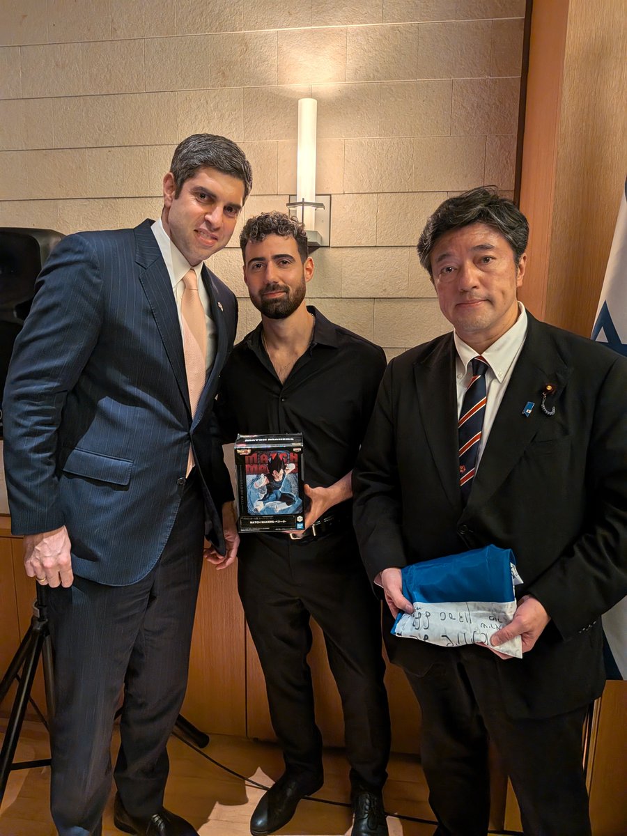 TeimurazLezhava's tweet photo. 738日間、ハマスに人質として拘束されていたガイさんが、ついに日本を訪れました。

2023年10月7日、音楽祭の会場から拉致され、長い拘束生活を送ったガイ・ギルボア＝ダラルさんです。

想像を絶する738日間を乗り越え、こうして日本で笑顔を見せてくれたことを心から嬉しく思います。

日本の文化やアニメをこよなく愛するガイさん。ドラゴンボールのファンでもある彼に、ささやかながらフィギュアをプレゼントしました。

ハマスによるテロ行為と民間人の拉致・拘束を改めて強く非難するとともに、すべての人質の解放、そして地域に一日も早く平和が訪れることを願います。