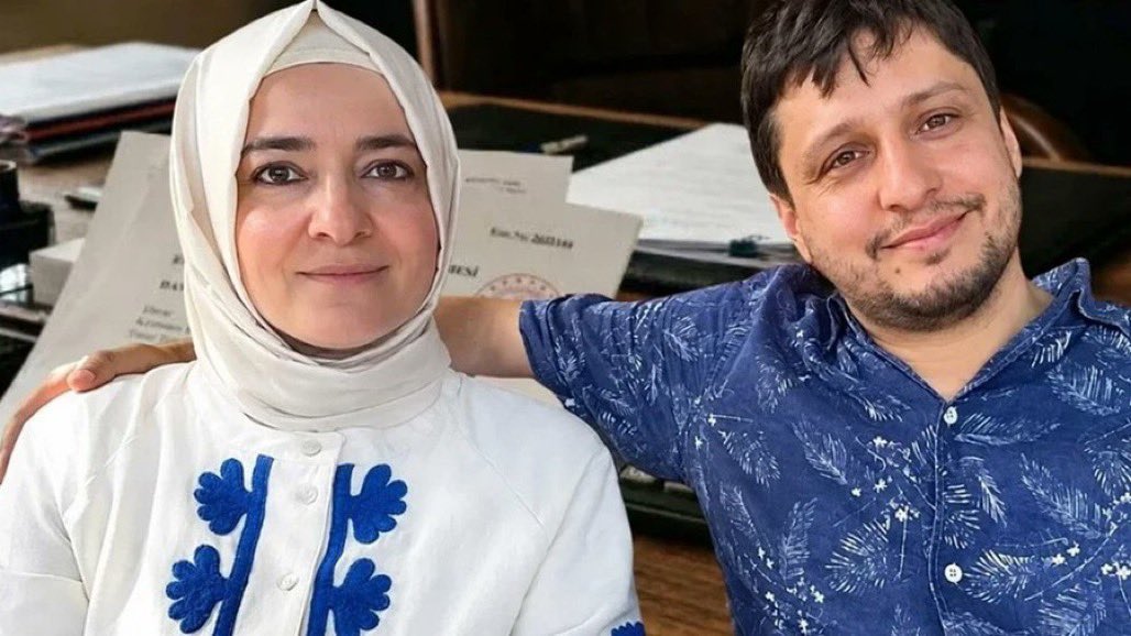 nedimsener2010's tweet photo. FON VURGUNUNDAN ELDE EDİLEN 2.2 MİLYAR TL’yi ÖDEMESİ KURTARMADI, İFADEYE ÇAĞRILDI 

Fon soruşturması kapsamında Fatma Betül Sayan Kaya ve eşi İlyas Kaya hakkında soruşturma izni verildi. Kaya çifti ifade verecek.

İstanbul Cumhuriyet Başsavcılığı'nın talebi üzerine Sermaye Piyasası Kurulu (SPK),eski AKP Genel Başkan Yardımcısı Fatma Betül Sayan Kaya ve eşi İlyas Kayahakkında 6362 sayılı Sermaye Piyasası Kanunu'na Muhalefet suçundan soruşturma açılmasına izin verdi.
