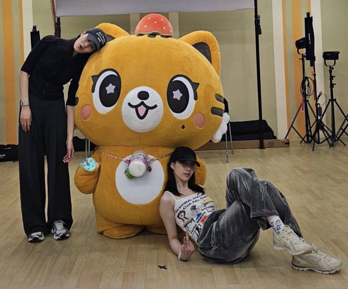 KMayaKwangbae's tweet photo. หม่ามี๊นอนเหนื่อยพ้อยขาแบบตัวแม่
หม่าม๊ายืน(หล่อๆ)ซบกะต๊อน
โลโล่ พกยาดม ยักษ์
วันๆของครอบครัวดารา ซ้อมคอนเสิร์ตอิมแพค2วัน5555555555555 https://t.co/NSlYzOu3Ew