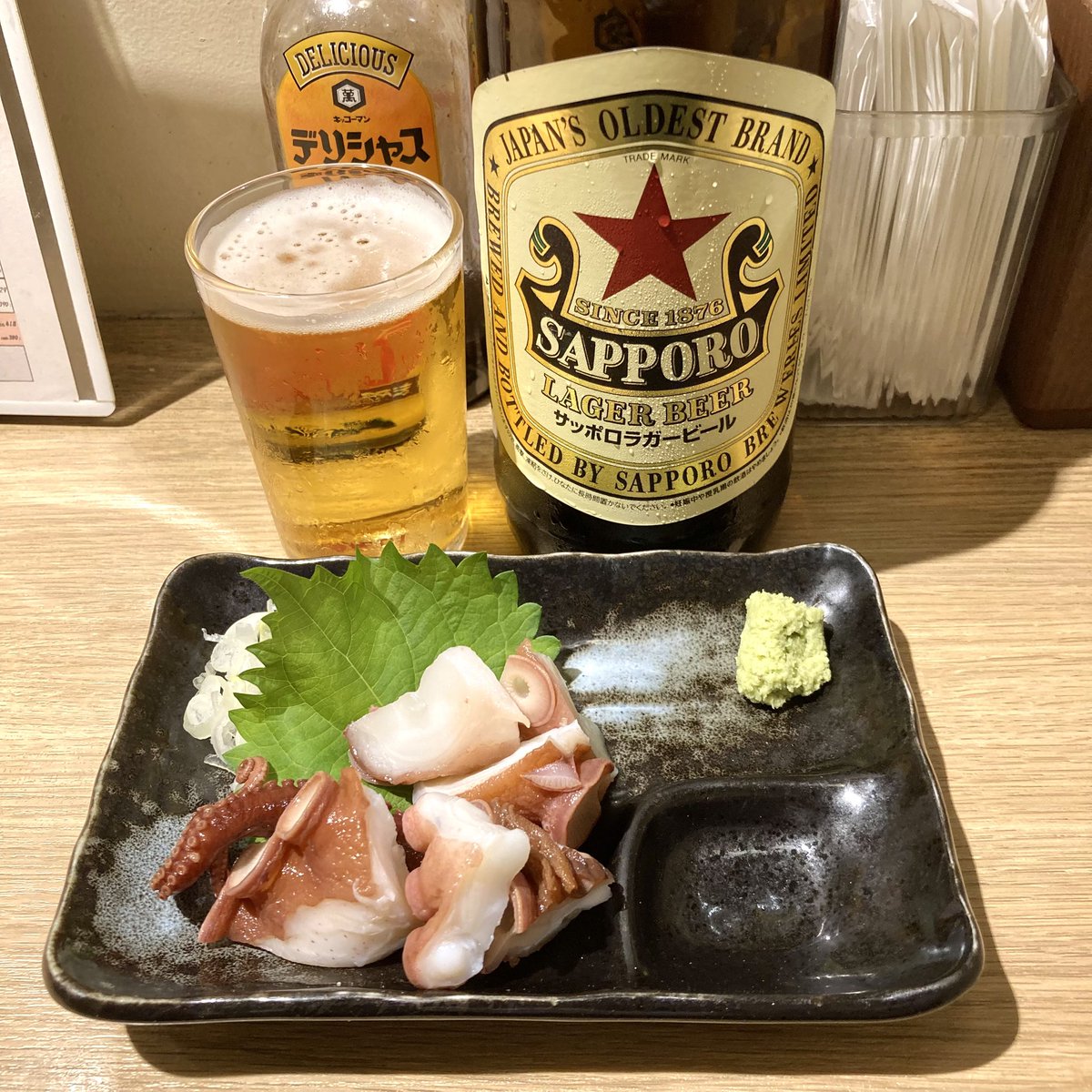 hoppy5126's tweet photo. 今宵の晩酌は
サッポロ<赤星>、プレーンハイ、つまみはカレーマカロニサラダ、たこぶつ、秋の実り天ぷら盛り合わせ、入場料200円の計2000円に5%割引、消費税外税で締めて2090円でした。
ごちそうさまでした♪
#ほていちゃん
#ふれあい酒場ほていちゃん船橋店
#サッポロラガービール
#赤星 https://t.co/BcqEZeDpCe