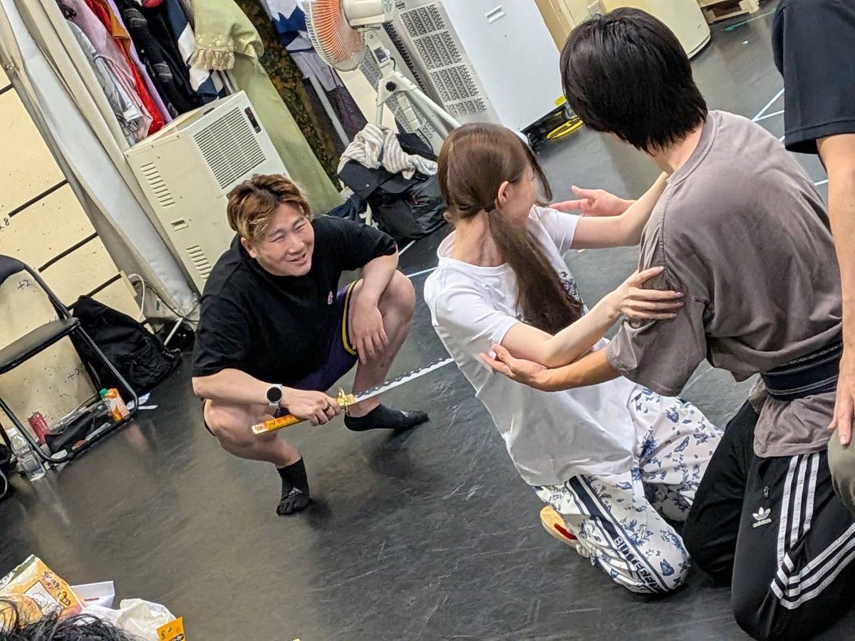 sumika_oba's tweet photo. #ビスプロ7 
#ビス百花 

感動の再会。end
かと思いきや…
道満襲来。

この方の刺し方は
絶対に殺してやろう感が凄くて…
笑顔で抉ってくるのがね…

芝居とは言え刺される訳なので
私はあまりにも痛すぎて苦しすぎて辛かった、、

とある日は客席から悲鳴が上がり。笑

癒やしの躍動熊ん五郎を🧸 https://t.co/K4U8KXQJE9