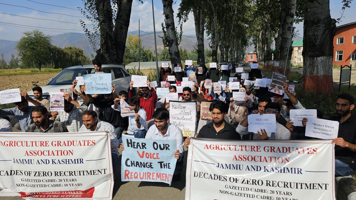UAGA_JK's tweet photo. Day17: We didn’t gather here to make noise. We gathered to demand what is rightfully ours, fair rules, fair opportunities, and a future we can believe in. ✊🌾
Our voices are peaceful. Our resolve is not. @JavedDar_NC @CM_JnK @OmarAbdullah @nasirsogami @JKSTUDENTSASSO @zubair_reshi @ErSameerYousf @NasirKhuehami @GreaterKashmir @RisingKashmir @kashmircrownews
