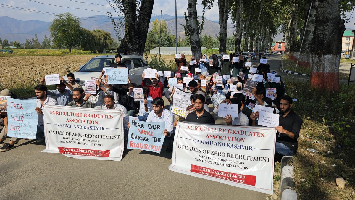 UAGA_JK's tweet photo. Day17: We didn’t gather here to make noise. We gathered to demand what is rightfully ours, fair rules, fair opportunities, and a future we can believe in. ✊🌾
Our voices are peaceful. Our resolve is not. @JavedDar_NC @CM_JnK @OmarAbdullah @nasirsogami @JKSTUDENTSASSO @zubair_reshi @ErSameerYousf @NasirKhuehami @GreaterKashmir @RisingKashmir @kashmircrownews