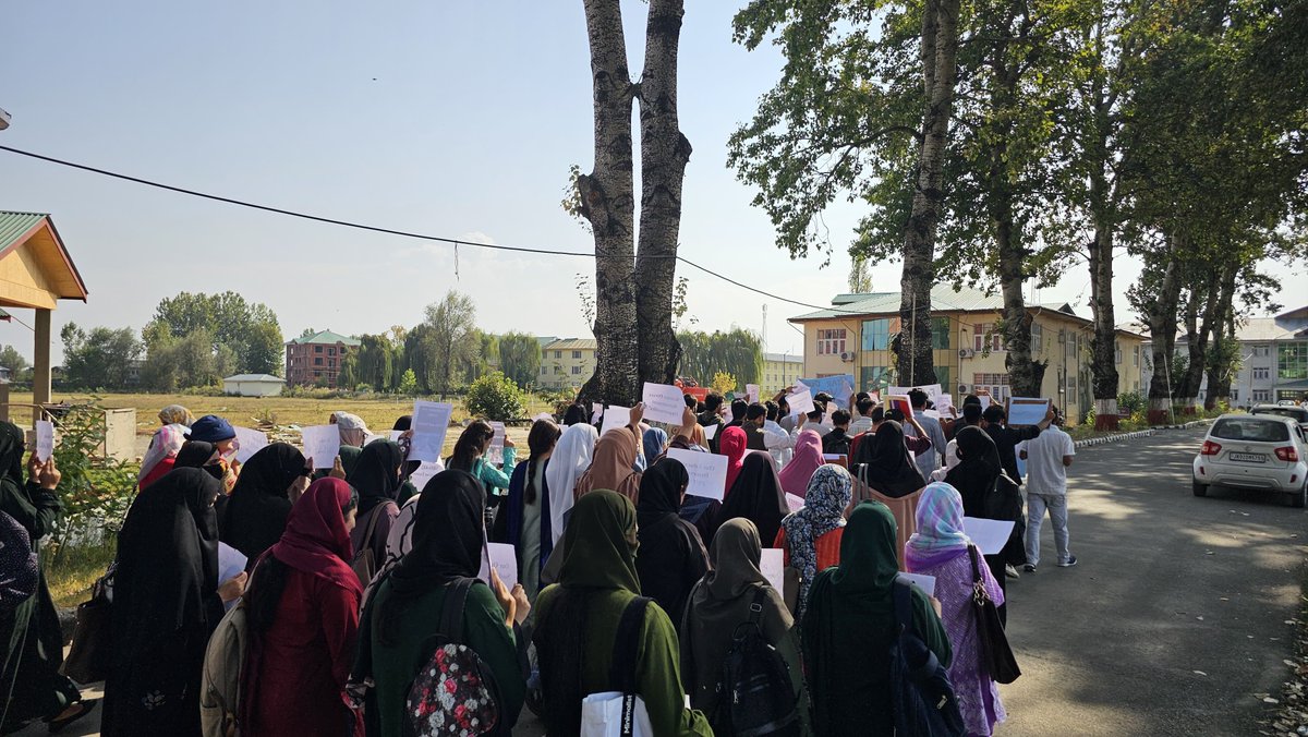 UAGA_JK's tweet photo. Day17: We didn’t gather here to make noise. We gathered to demand what is rightfully ours, fair rules, fair opportunities, and a future we can believe in. ✊🌾
Our voices are peaceful. Our resolve is not. @JavedDar_NC @CM_JnK @OmarAbdullah @nasirsogami @JKSTUDENTSASSO @zubair_reshi @ErSameerYousf @NasirKhuehami @GreaterKashmir @RisingKashmir @kashmircrownews