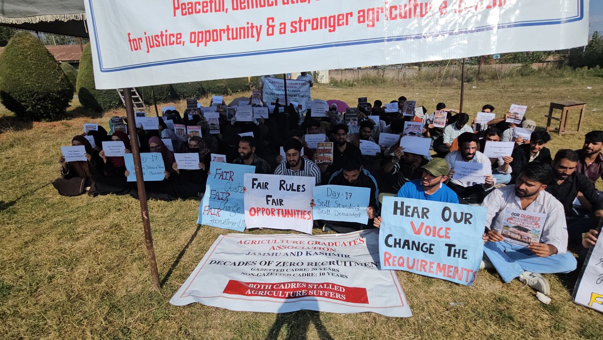 UAGA_JK's tweet photo. Day17: We didn’t gather here to make noise. We gathered to demand what is rightfully ours, fair rules, fair opportunities, and a future we can believe in. ✊🌾
Our voices are peaceful. Our resolve is not. @JavedDar_NC @CM_JnK @OmarAbdullah @nasirsogami @JKSTUDENTSASSO @zubair_reshi @ErSameerYousf @NasirKhuehami @GreaterKashmir @RisingKashmir @kashmircrownews