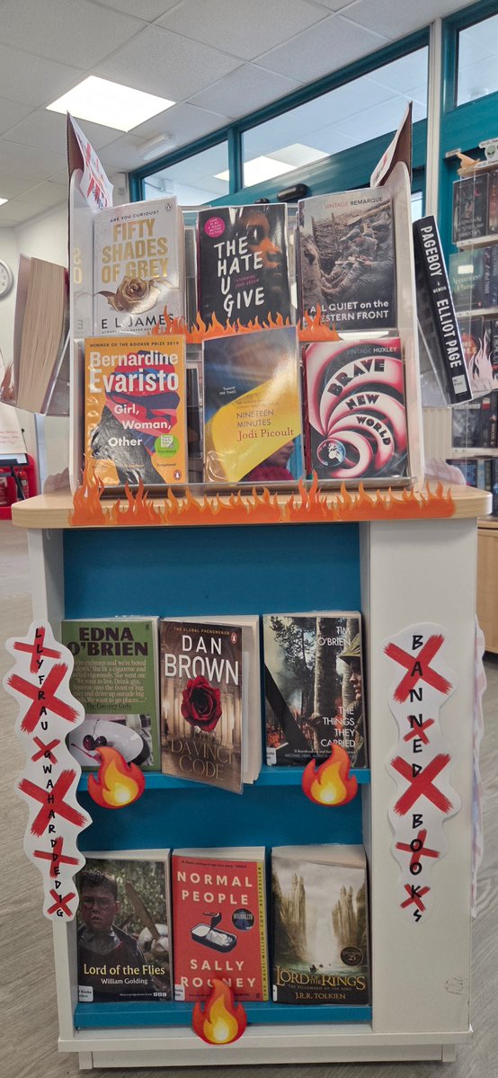RhymneyLibrary's tweet photo. 🛑Dyma Wythnos y Llyfrau a Waharddwyd!🛑
Mae awduron y mae eu llyfrau wedi cael eu gwahardd yn cynnwys Jodi Picoult, Alice Oseman, Roald Dahl, Eric Carle a George Orwell.
Dewch i weld ein harddangosfa o lyfrau a waharddwyd!
Byddwch yn wrthryfelwr.Darllenwch Llyfrau Gwaharddedig. https://t.co/5ATi651RlU