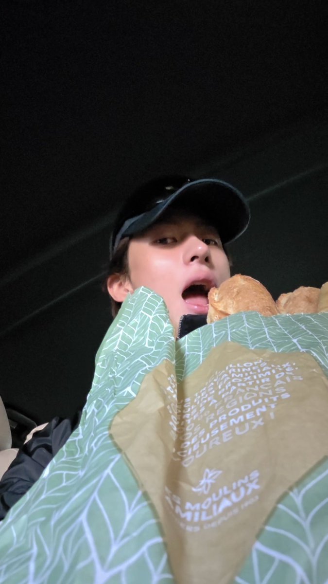 antonisbabo's tweet photo. 에펠탑도 먹고 바게트도 먹고 파리도 먹고 ( ꒪ ⤙ ꒪ ) https://t.co/DDueHgvacA