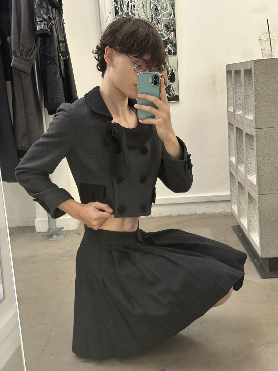 Quentescon's tweet photo. Do we like a man in a skirt ? https://t.co/rfvWiVtrfc