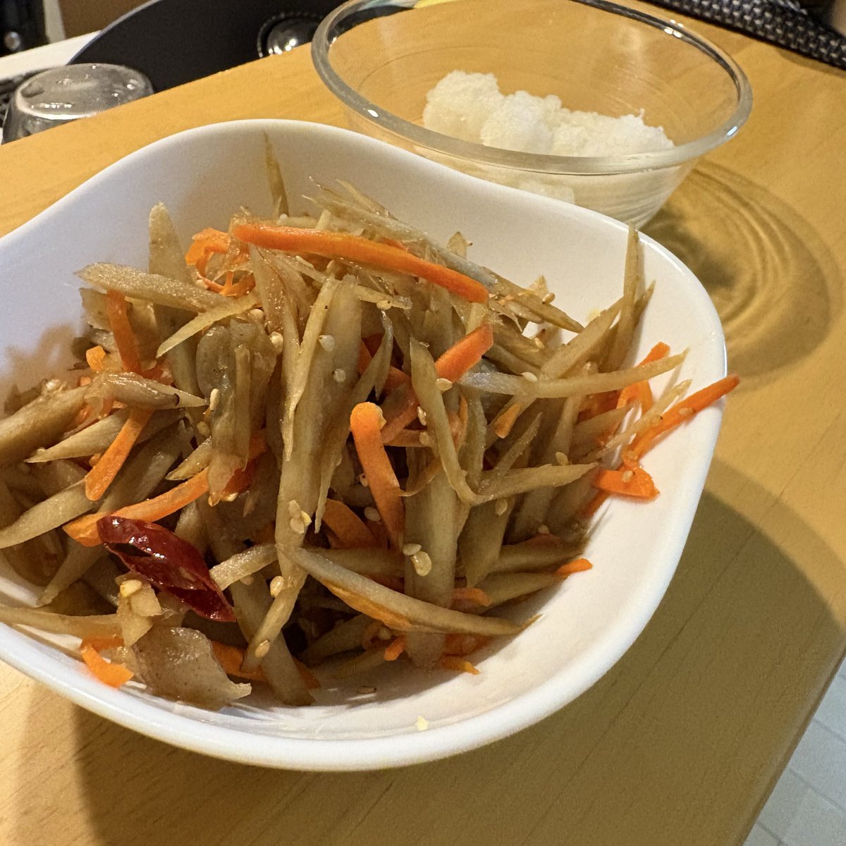 mamesuke5ma1's tweet photo. きんぴらごぼう✨🥰
こんにゃく入りにしました

今日は豚汁🐷

 #夕飯  #和食  #きんぴらごぼう https://t.co/v6Tm9dAiPY