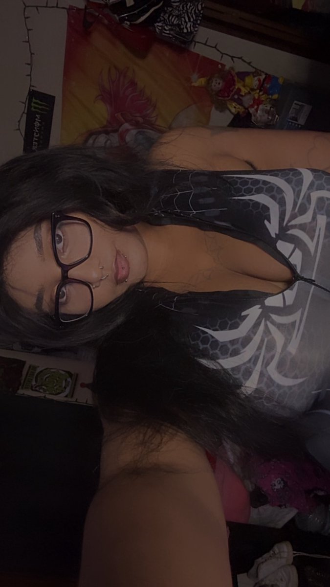 SnaillsAlive's tweet photo. Venom 🕷️ or Spider Man 🕸️
#ebonypyt #cosplay #gothgirl https://t.co/qNgeUbbtEd