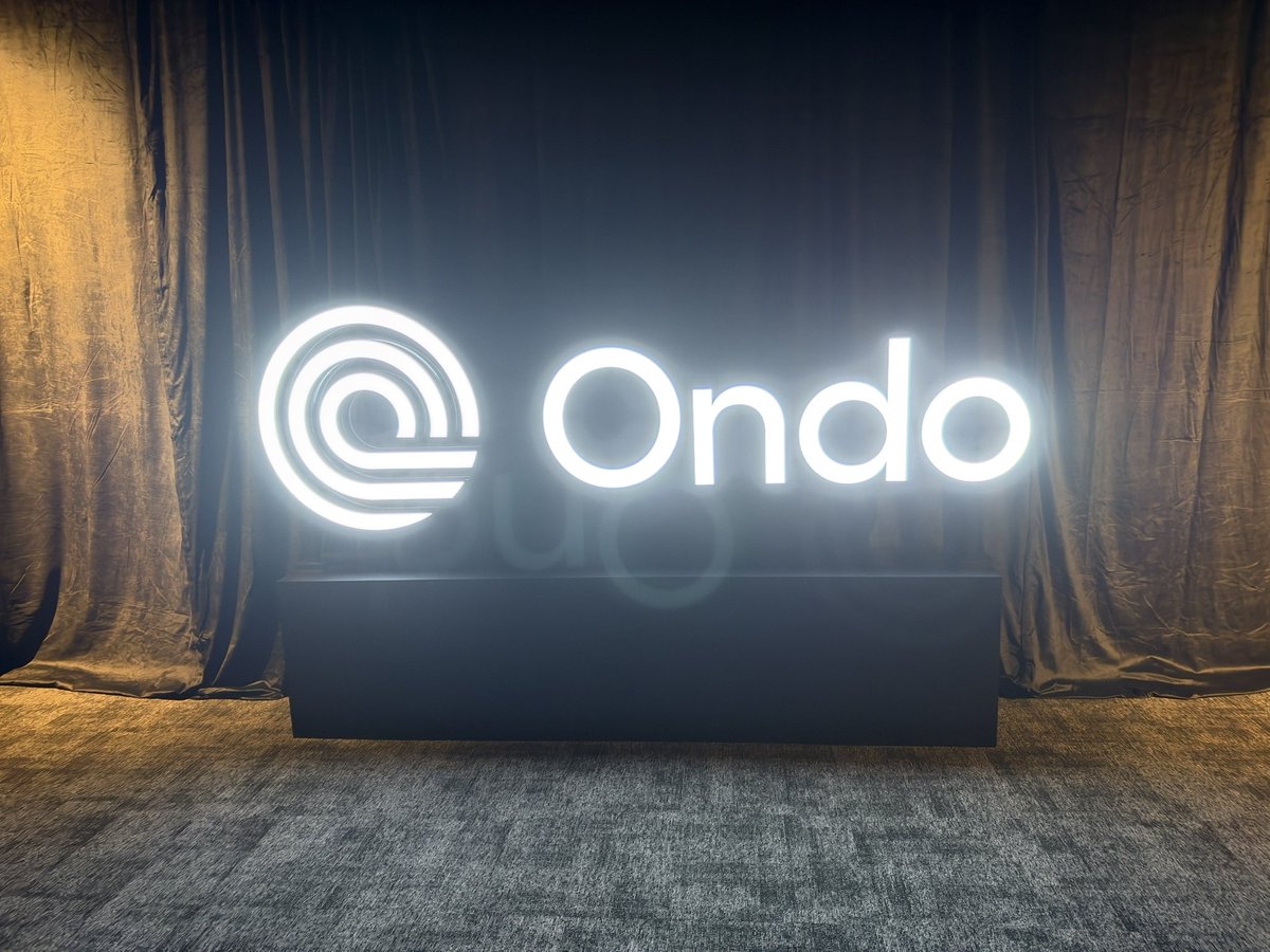 octopusycc's tweet photo. 下午去了 @Ondo 在新加坡办的 Open Interest，Franklin Templeton、SBI、Siam Commercial Bank 一同参会，也见了 ETH真正 的主人 @fundstrat 

讨论的核心就一件事：机构资金怎么真正进入链上。

我最关注的是 Ondo Private Markets。美股、国债上链之后，他们开始把 Pre-IPO 私营公司的经济敞口搬上链，今天现场也公布了首个标的。

我觉得这个方向对亚洲市场很有吸引力。

我们一直在关注全球最好的公司，但很多时候，等普通投资者能买到，已经到了上市阶段。Pre-IPO 上链，给符合资格的用户提供了更早参与这些公司的入口。

用户通过代币化票据获得经济敞口，可以在 @OndoPerps 现货订单簿上 24/7 交易，也能自托管和转让。这里买到的是经济敞口，没有股东权利。

从美股到 Pre-IPO，Ondo 正在把链上资金能参与的范围继续往前推。这也是我这次现场交流之后，更看好这个方向的原因。

@Ondo @OndoPerps