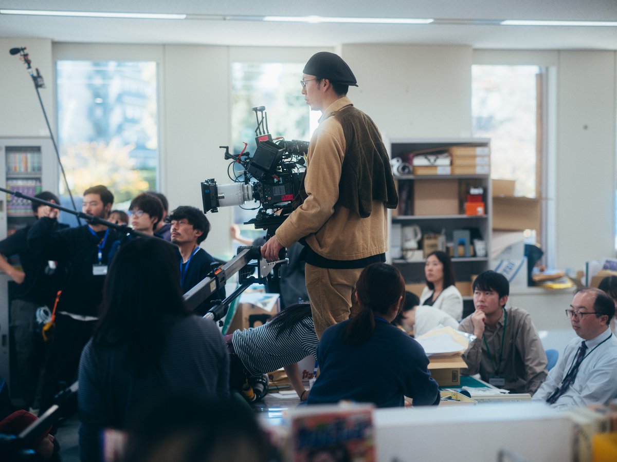 nanji_movie's tweet photo. 𝐏𝐫𝐨𝐝𝐮𝐜𝐭𝐢𝐨𝐧 𝐍𝐨𝐭𝐞⭐︎*･ﾟ
⠀
✦ 撮影監督／#今村圭佑
￣￣￣￣￣￣￣￣￣￣￣
『新聞記者』『余命10年』『青春18×2 君へと続く道』「イクサガミ」など数々のヒット作で #藤井道人 監督とタッグを組み、神秘的な映像センスで屈指の実力を誇る。
⠀
監督によると本作の３章構成には「1999・2005・2019年の3つの時代を描いた『ヤクザと家族 The Family』のセルフオマージュ」の意図もあるという。同作では時代に合わせて画面のアスペクト比を変更したが、今回は今村さんと共に質感の異なる3つのカメラを使い分けている。
⠀
▽プロダクションノート全編
https://t.co/LNIpBbw4Ch
⠀
#汝星のごとく 10.9(金)公開