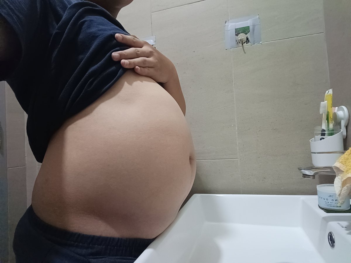 coconut9_9's tweet photo. Chugged 3L water + air inflation 😖,  it's so big and round~ #bellyinflation #bigbelly #roundbelly https://t.co/jNqhMCTEys