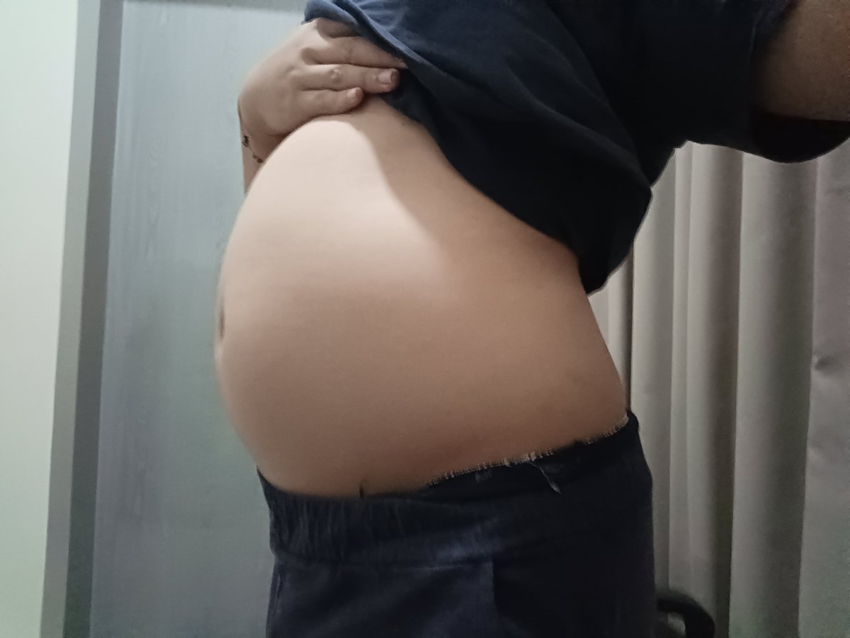 coconut9_9's tweet photo. Chugged 3L water + air inflation 😖,  it's so big and round~ #bellyinflation #bigbelly #roundbelly https://t.co/jNqhMCTEys