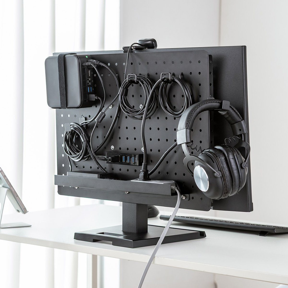 sanwadirect's tweet photo. モニター裏に収納をプラス。
モニターアーム対応の、有孔ボード。 #サンワの新商品 https://t.co/iZqk4AAKLM