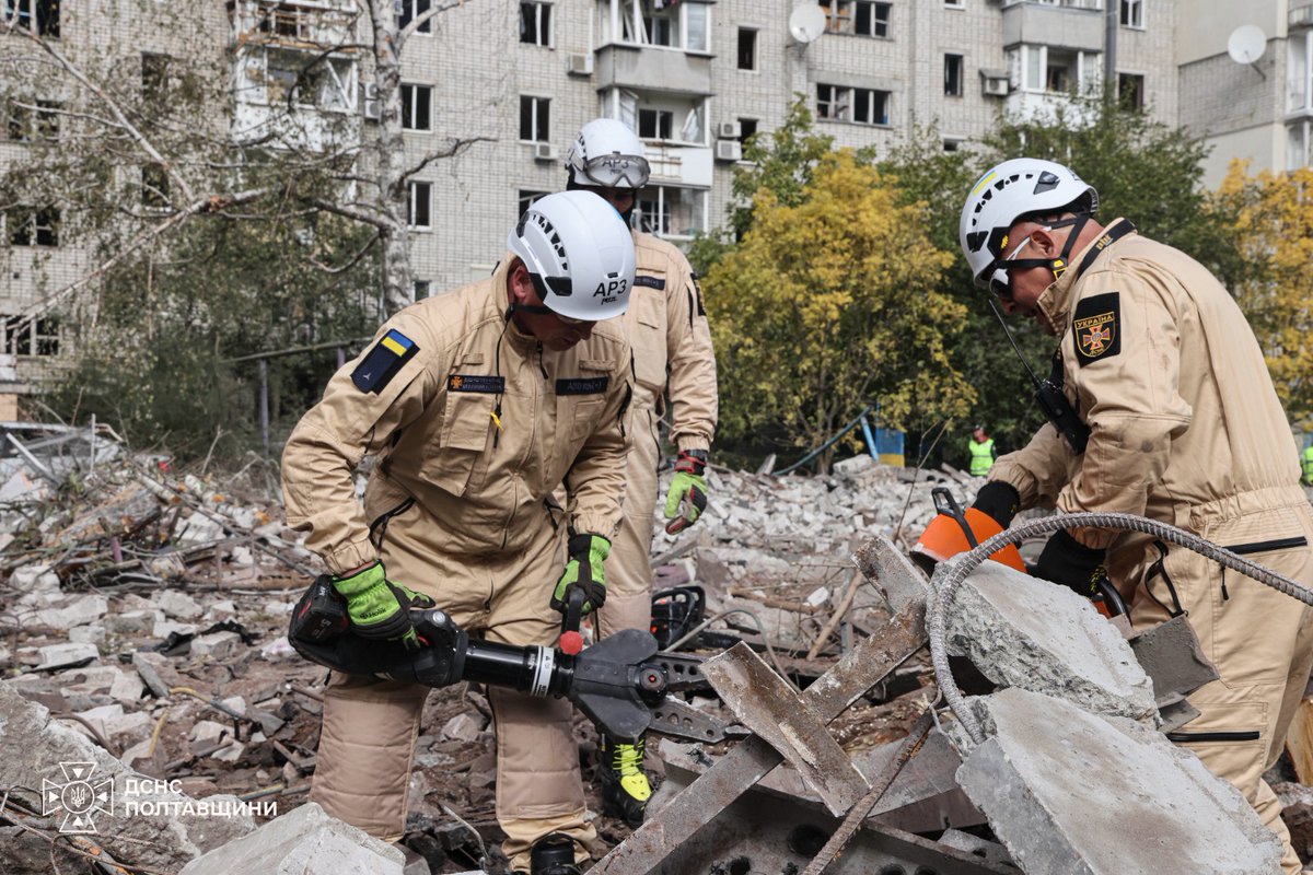 SESU_UA's tweet photo. 33 людей, з них 1 дитина 2012 р.н, постраждали  внаслідок російського удару по Кременчуку на Полтавщині. На жаль, 2 людини загинули.  
Тривають аварійно-рятувальні роботи. https://t.co/fDaI7QJyre