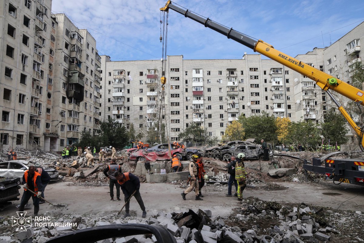 SESU_UA's tweet photo. 33 людей, з них 1 дитина 2012 р.н, постраждали  внаслідок російського удару по Кременчуку на Полтавщині. На жаль, 2 людини загинули.  
Тривають аварійно-рятувальні роботи. https://t.co/fDaI7QJyre